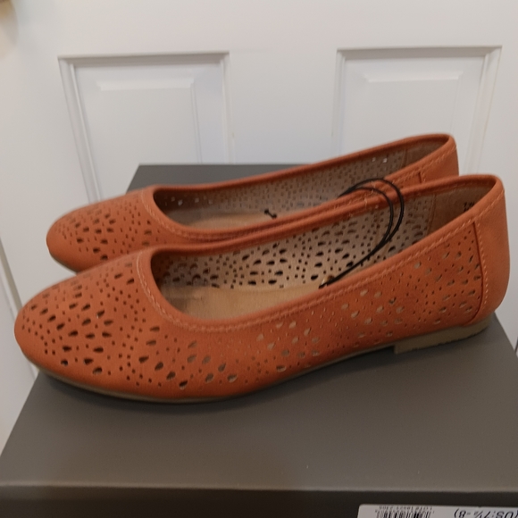 flats - Picture 3 of 5